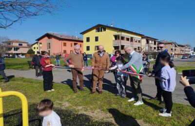 Il momento del taglio del nastro